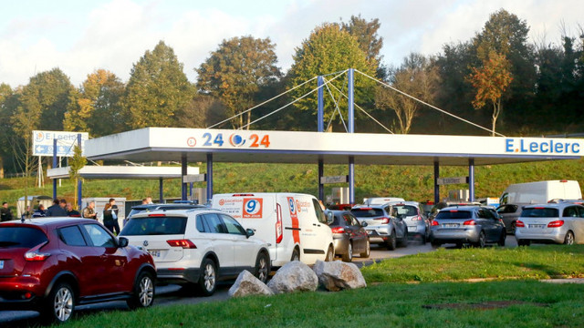 Benzinării rămase fără combustibil, în Franța. Șoferii așteaptă la cozi interminabile și tot mai numeroase

