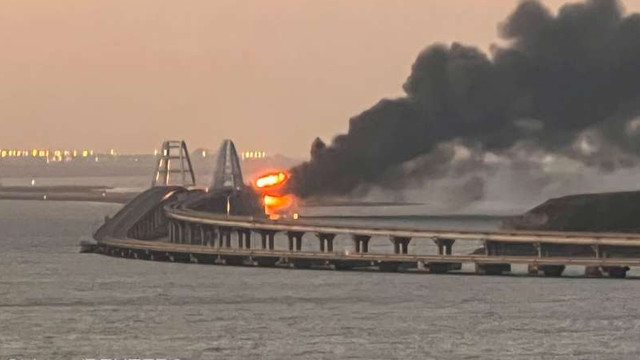 Traficul întrerupt pe podul care leagă Crimeea de Rusia în urma unui incendiu