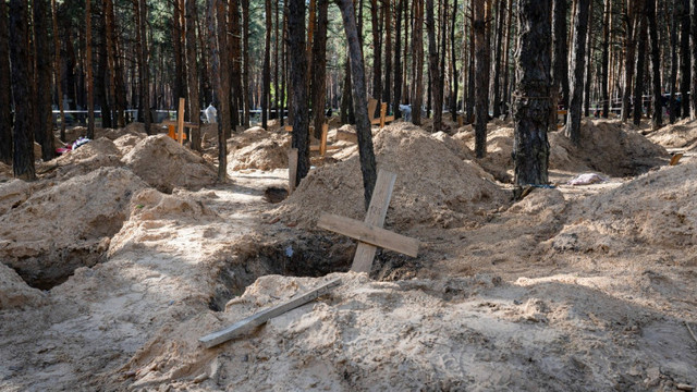 Cadavre de copii găsite într-un cimitir proaspăt săpat lângă Liman. O groapă comună cu militari ucraineni, descoperită în aceeași zonă
