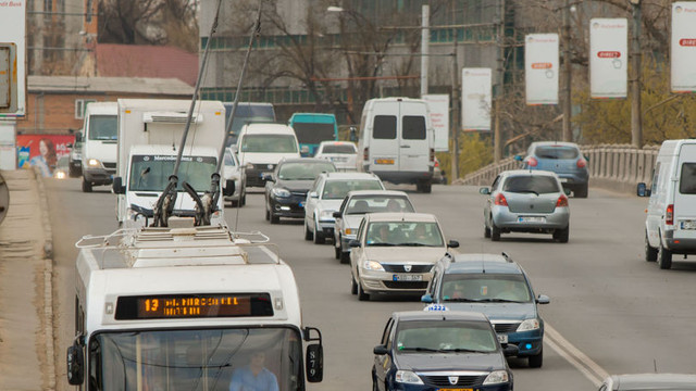 În municipiul Chișinău se atestă un flux sporit de transport pe mai multe străzi 