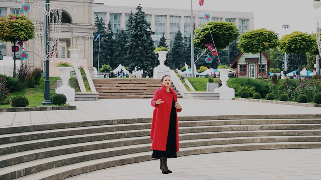 VIDEO | Soția ambasadorului Ucrainei din Republica Moldova interpretează celebrul cântec 