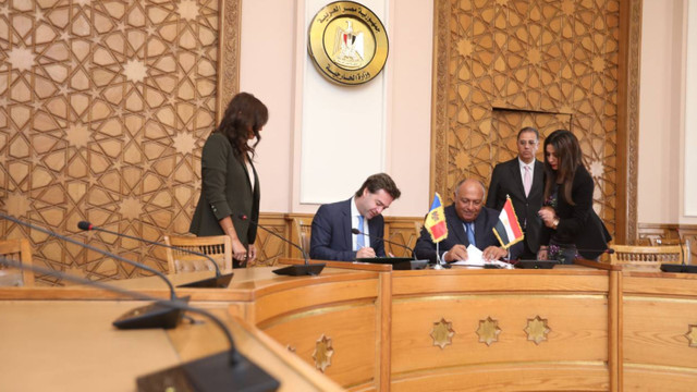 Vicepremierul Popescu a semnat la Cairo mai multe documente bilaterale

