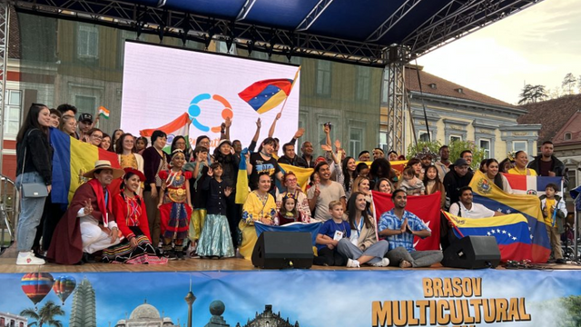 VIDEO | Asociația Tinerilor Basarabeni din Brașov și Organizația Tinerilor Basarabeni din Sibiu au reprezentat Republica Moldova la cea de-a IX-a ediție a festivalului Ziua Multiculturalității