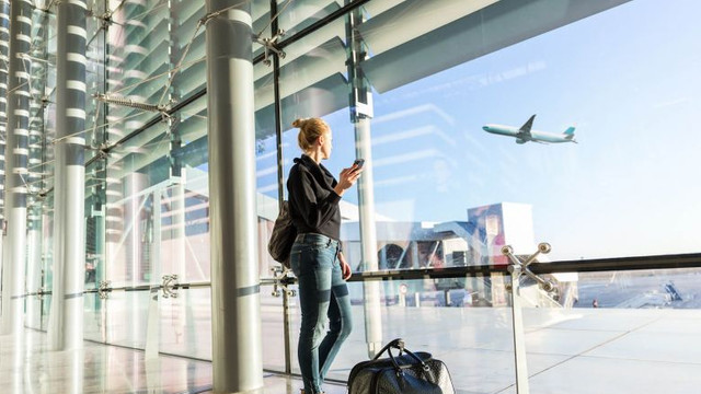 CJUE: Dreptul la despăgubiri al pasagerilor se aplică și zborurilor de legătură întârziate operate de companii diferite