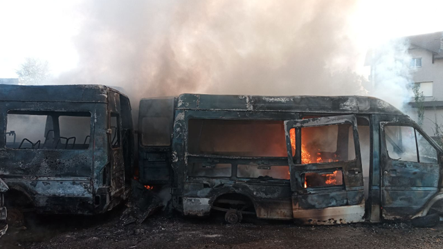 FOTO | Incendiu puternic pe strada Voluntarilor din Chișinău. Opt microbuze dezmembrate au fost făcute scrum