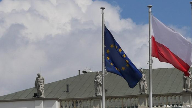 UE avertizează Polonia că va pierde aproape 75 miliarde de euro din cauza problemelor cu independența justiției