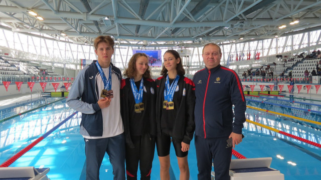 Înotătorii moldoveni au câștigat nouă medalii la un turneu din Bulgaria
