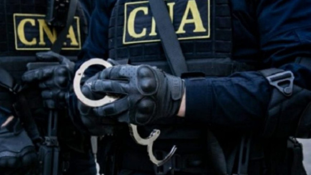 Un polițist de frontieră și directorul unui centru de pregătire a specialiștilor Armatei Naționale au fost reținuți de ofițerii CNA