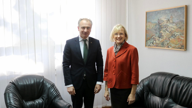 Secretarul de stat Veaceslav Dobîndă a primit-o la MAEIE pe ambasadoarea Sloveniei în Republica Moldova, Lea Stančič