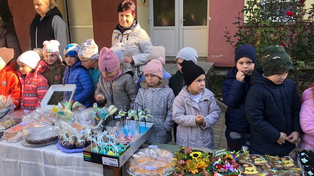 Un târg de caritate în sprijinul forțelor armate a avut loc la o grădiniță din Ujgorod
