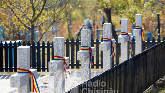 FOTO | O ceremonie de comemorare a ostașilor și de sfințire a parcelei Eroilor Armatei Române organizată de Ambasada României în R. Moldova, 
a avut loc la Cimitirul din localitatea Tomai, raionul Leova
