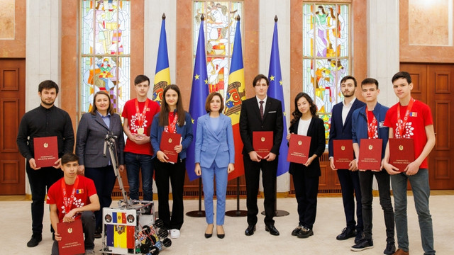 Maia Sandu a înmânat diplome de onoare mai multor elevi premiați la olimpiade mondiale