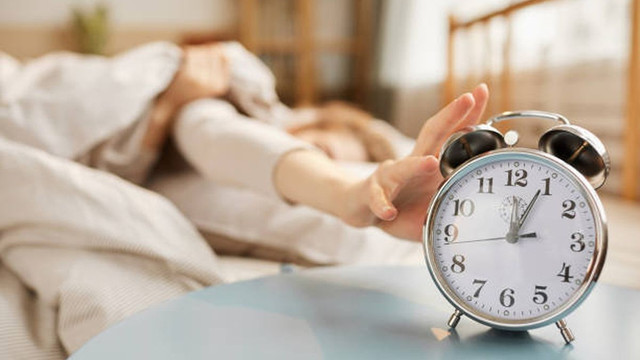 Oamenii dorm cel mai puțin între vârstele de 30 și 50 de ani
