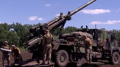 Inovație ucraineană: Pentru a putea bombarda Insula Șerpilor, ucrainenii au montat tunurile franceze Caesar pe șlepuri și au lovit direct de pe mare