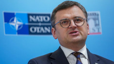 Ministrul ucrainean de externe, la reuniunea NATO din București: „Avem nevoie de arme rapid, rapid, rapid!”