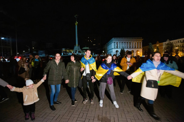 FOTO | Sărbătoare uriașă la Herson după ce armata ucraineană a reobținut controlul orașului. Ucrainenii au cântat și dansat pe străzi noaptea