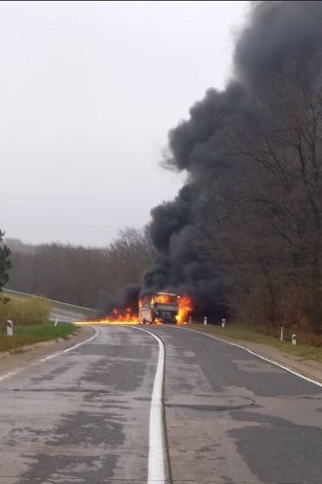 FOTO | Un autocar de pe ruta Bălți-Chișinău a luat foc în apropiere de Strășeni. Pasagerii se deplasau la protestul din Chișinău