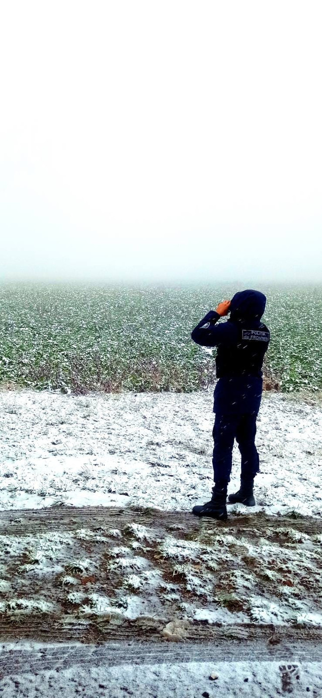 FOTO | Primii fulgi de zăpadă căzuți în acest an în Republica Moldova. Imagini publicate de Poliția de Frontieră
