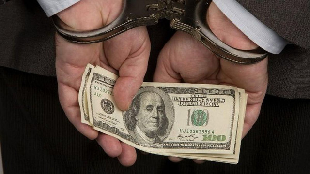 Un broker vamal, reținut în flagrant, după ce ar fi încercat să mituiască un șef de post vamal cu 5000 de dolari
