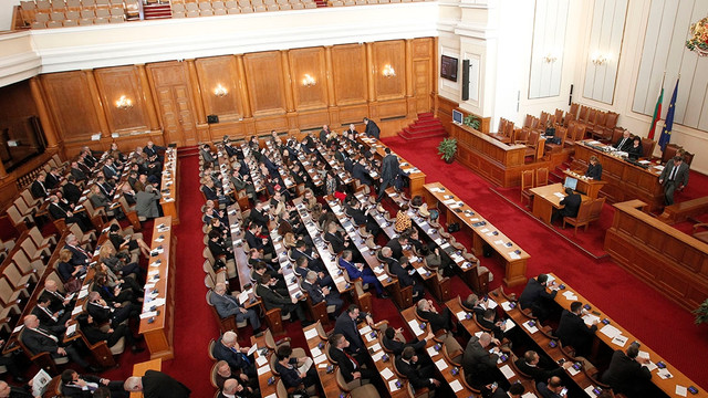 Parlamentul bulgar aprobă trimiterea de ajutor militar Ucrainei