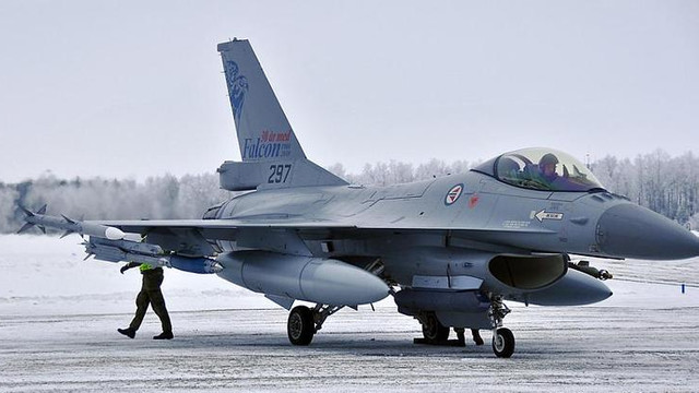 România a semnat contractul pentru cele 32 de avioane F-16 din Norvegia: 388 milioane euro, primele avioane vin în 2023