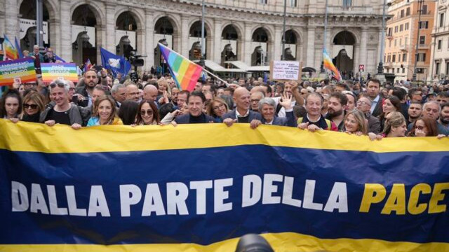 Zeci de mii de italieni au mărșăluit pe străzile Romei pentru pace în Ucraina: Nu războiului. Nu trimiterii de arme
