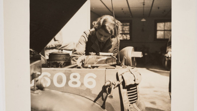 Fotografii rare cu regina Elisabeta a II-a lucrând ca mecanic în Al Doilea Război Mondial, scoase la licitație
