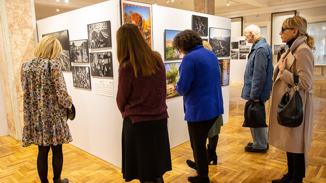Expoziția internațională World Press Photo a fost lansată la Chișinău. Violența față de femei și copii, accesul la educație, consecințele crizei climatice sunt câteva din subiectele abordate