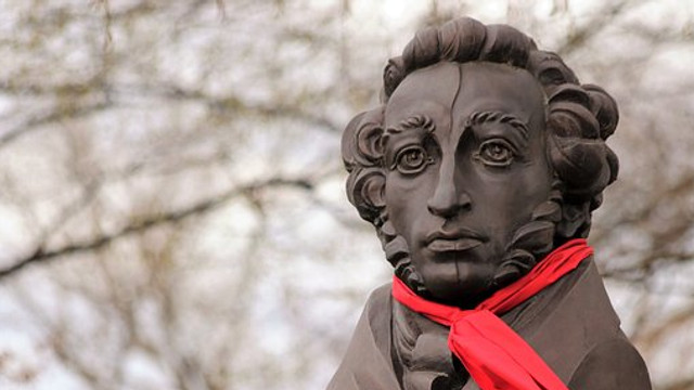 Jitomir - Bustul poetului rus Aleksandr Pușkin a fost demontat de către autoritățile ucrainene
