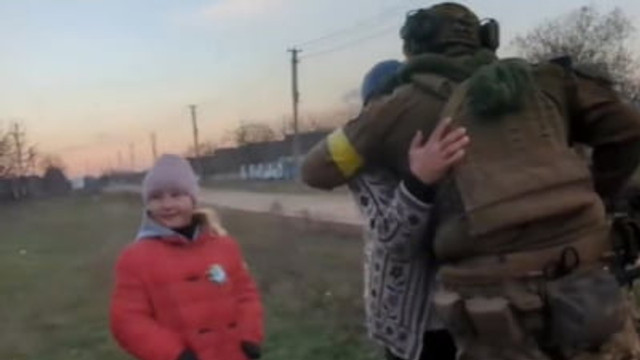 VIDEO | Soldații ucraineni, întâmpinați cu lacrimi în ochi și cu flori de localnicii din Herson: „Gata cu statul în pivniță!”