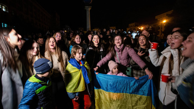 FOTO | Sărbătoare uriașă la Herson după ce armata ucraineană a reobținut controlul orașului. Ucrainenii au cântat și dansat pe străzi noaptea
