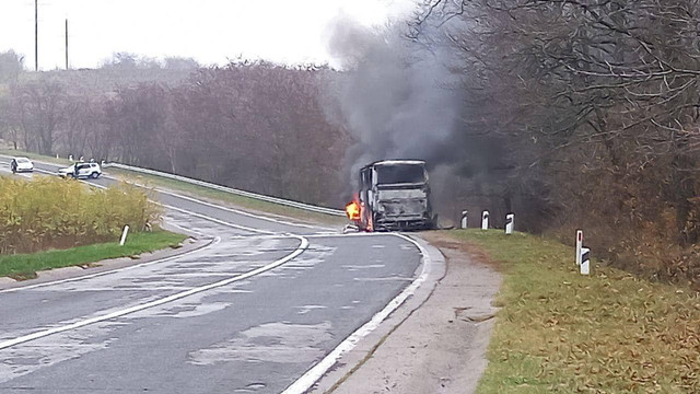 FOTO | Un autocar de pe ruta Bălți-Chișinău a luat foc în apropiere de Strășeni. Pasagerii se deplasau la protestul din Chișinău
