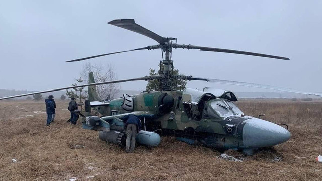 Aviația militară rusă, responsabilă de decimarea flotei Ka-52 în Ucraina. Modul ciudat în care elicopterele lansează proiectilele neghidate arată teama piloților