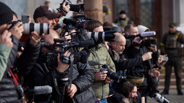 Kievul retrage acreditările mai multor jurnaliști occidentali, printre care corespondenți de la CNN și Sky News

