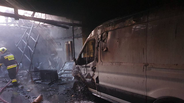FOTO | Incendiu pe teritoriul unui atelier auto din municipiul Chișinău