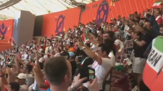 VIDEO | Sfidare față de regimul iranian. Fanii și jucătorii naționalei de fotbal au huiduit și au refuzat să cânte imnul la Campionatul Mondial din Qatar