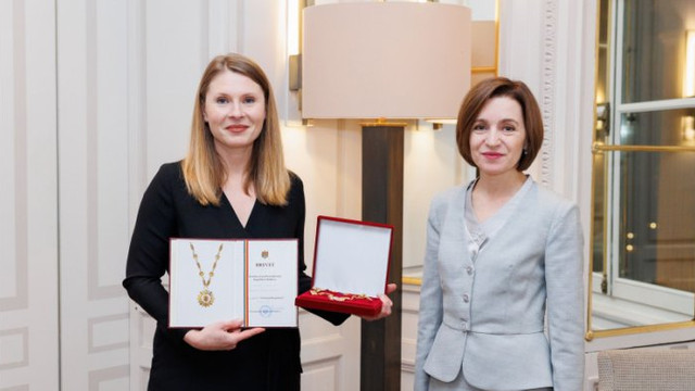 La Paris, președintele Maia Sandu i-a înmânat scriitoarei Tatiana Țîbuleac „Ordinul Republicii”
