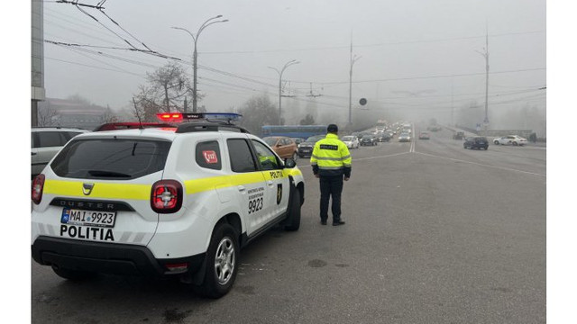 Polițiștii îndeamnă șoferii să circule cu atenție din cauza vizibilității reduse
