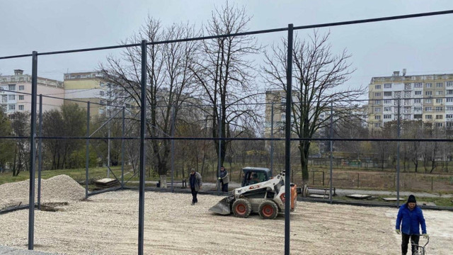 La Liceul „Dacia” din capitală se construiește un teren nou de baschet
