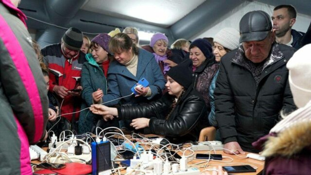 Sute de puncte de alimentare, înființate pentru locuitorii Kievului care nu au curent electric acasă