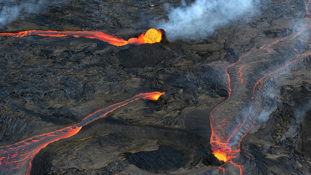 Numeroși curioși admiră spectacolul lavei la vulcanul Mauna Loa din Hawaii