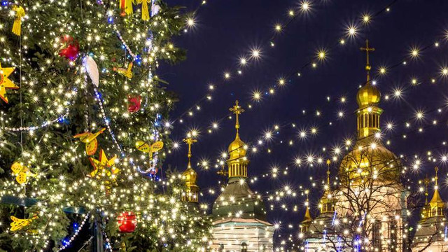 „Nu îi putem permite lui Putin să ne fure Crăciunul”. Autoritățile din Kiev vor să instaleze brazi festivi în tot orașul
