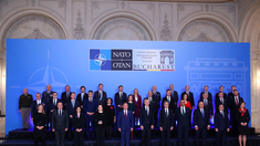 NATO va continua să sprijine Ucraina și îl acuză pe Putin că folosește frigul ca „armă de război”
