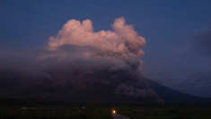 Vulcanul Semeru din Indonezia a erupt. Mii de oameni au fugit din calea norului uriaș de cenușă
