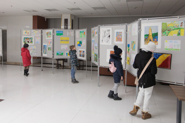 FOTO | Expoziție de desene ale copiilor din toată Republica Moldova, găzduită de președinție