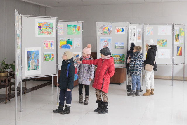 FOTO | Expoziție de desene ale copiilor din toată Republica Moldova, găzduită de președinție