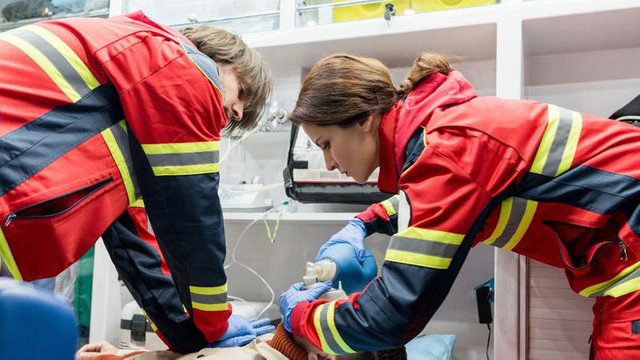 Un pacient în stop cardio-respirator, resuscitat cu succes de medicii de pe ambulanță