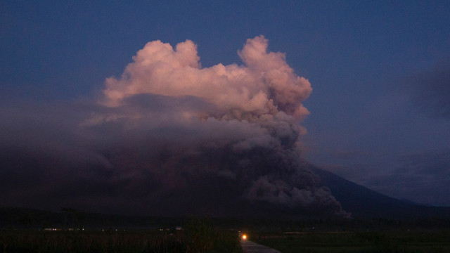 Vulcanul Semeru din Indonezia a erupt. Mii de oameni au fugit din calea norului uriaș de cenușă
