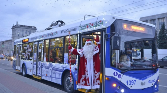 Troleibuzele turistice vor face turul orașului, iar ghidul va fi Moș Crăciun