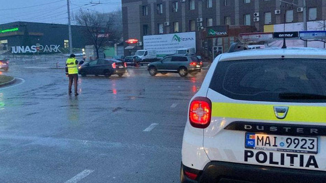 Poliția avertizează că în capitală se circulă în condiții de ploaie și ceață. Pe drumurile din nordul și centrul R. Moldova s-a format ghețuș